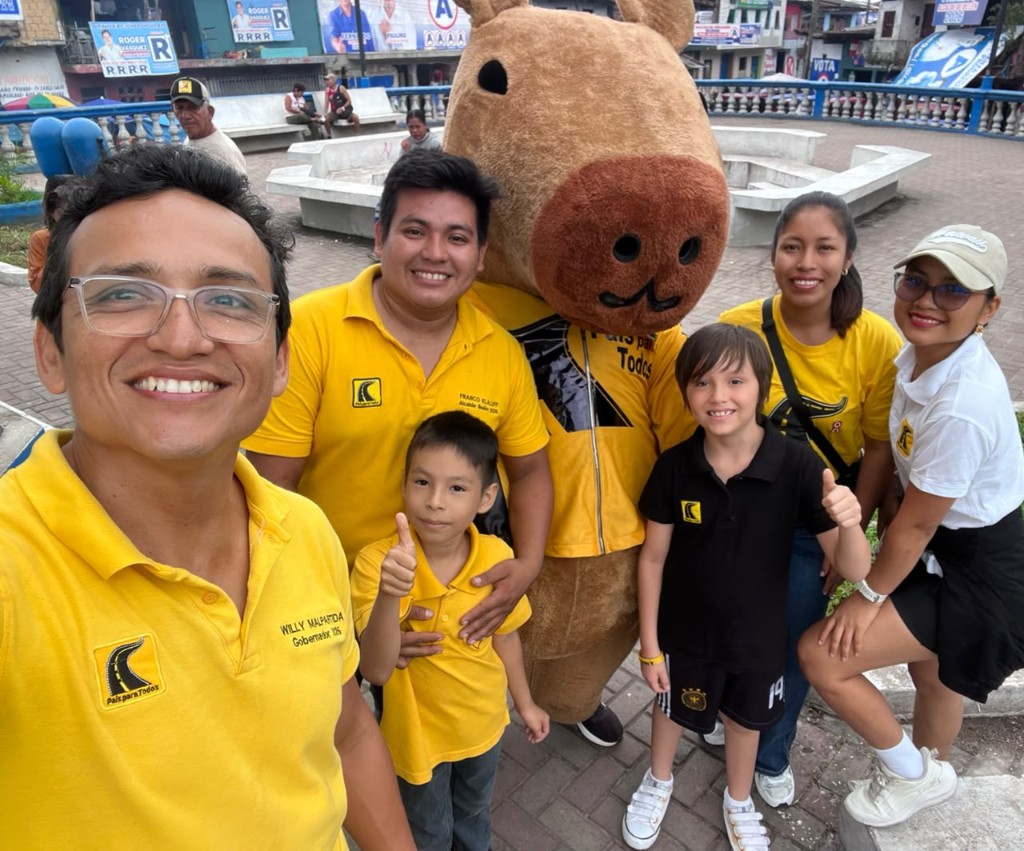 Willy Malpartida con el Capibara de País Para Todos y simpatizantes